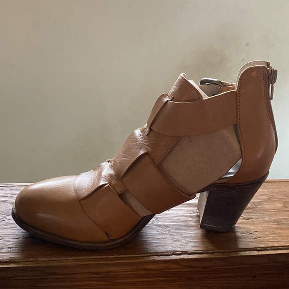 VERA PELLE CAMEL COLORED BOOTIE - Picture 9 of 9